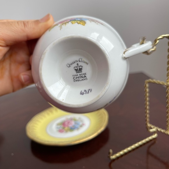Queen Anne Fine Bone China Tea Cup & Saucer Yellow & Gold Filigree Floral Center - Picture 3 of 5